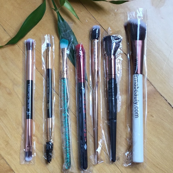 Other - NWT makeup brushes bundle 🦋